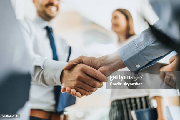 cerca de irreconocible colegas llegar a un acuerdo en la oficina. - shaking fotografías e imágenes de stock