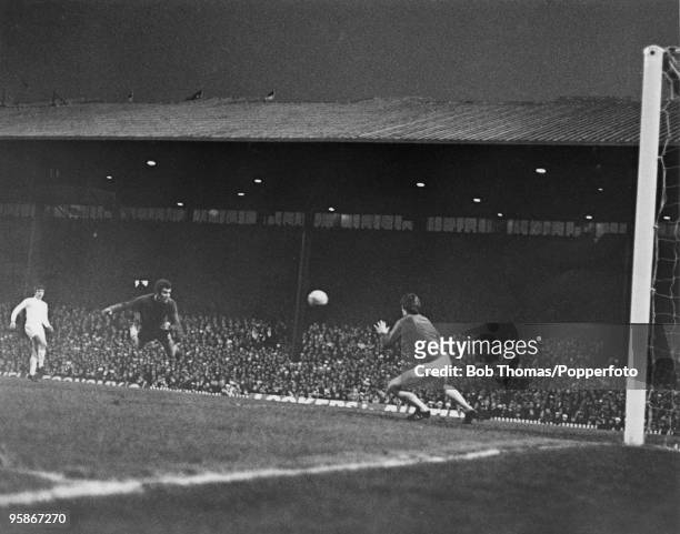 The FA Cup Final replay between Chelsea and Leeds United at Old Trafford, 29th April 1970. Chelsea won 2-1. Chelsea's Peter Osgood scores with a...