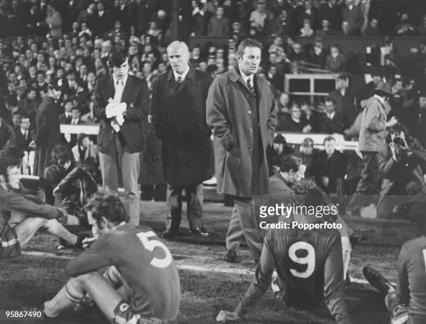 The FA Cup Final replay between Chelsea and Leeds United at Old Trafford, 29th April 1970. Chelsea won 2-1. Chelsea manager Dave Sexton talks to his...