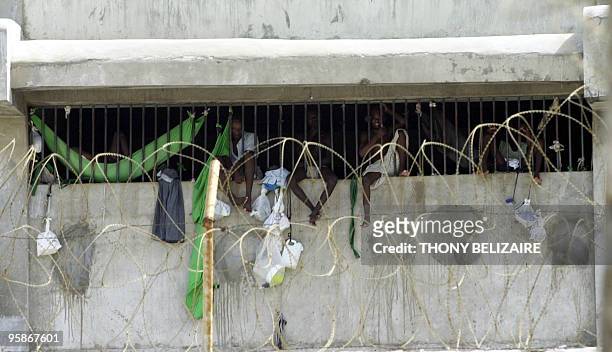 By Clarens RENOIS, Haïti-ONU-prison-Droits Prisoners at the Port-au-Prince prison look out fron behind bars 12 July 2007. Accoring to the UN...