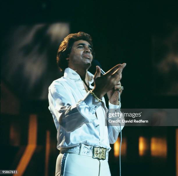 Singer Engelbert Humperdinck performs on a television show circa 1970.