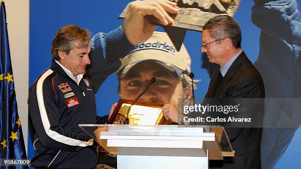 Spanish rally driver Carlos Sainz receives an award from Madrid Mayor Alberto Ruiz Gallardon at Madrid Town Hall on January 19, 2010 in Madrid,...