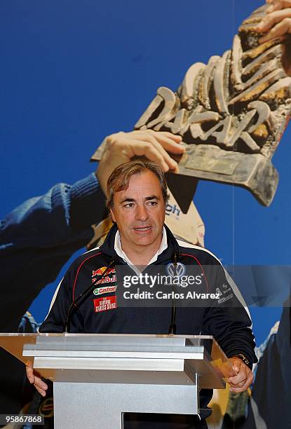 Spanish rally driver Carlos Sainz receives an award from Madrid Mayor Alberto Ruiz Gallardon at Madrid Town Hall on January 19, 2010 in Madrid,...