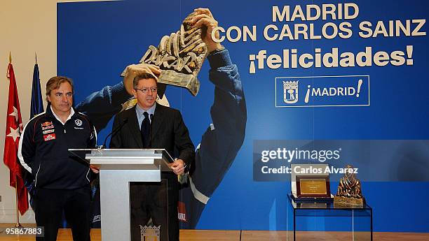 Spanish rally driver Carlos Sainz receives an award from Madrid Mayor Alberto Ruiz Gallardon at Madrid Town Hall on January 19, 2010 in Madrid,...