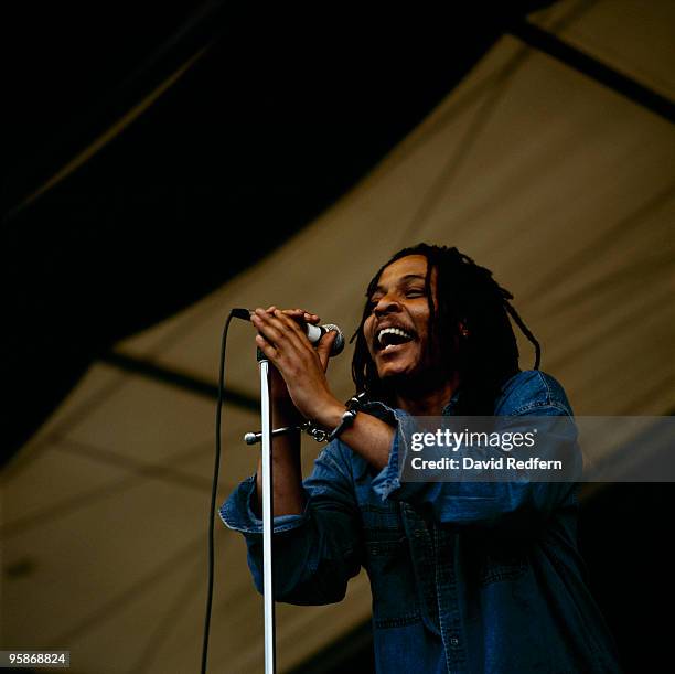 Majek Fashek performs on stage at the New Orleans Jazz and Heritage Festival in New Orleans, Louisiana on May 07, 1995.