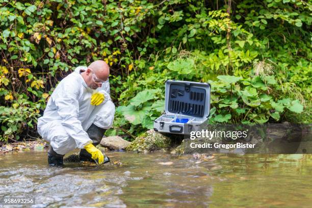 wissenschaftler examing giftigen wasser - quality control inspectors stock-fotos und bilder