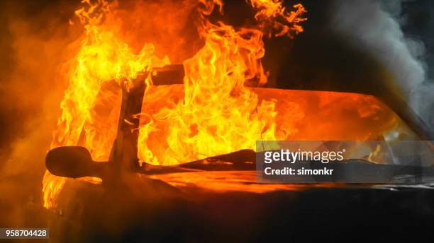 auto-ongeluk - burning stockfoto's en -beelden