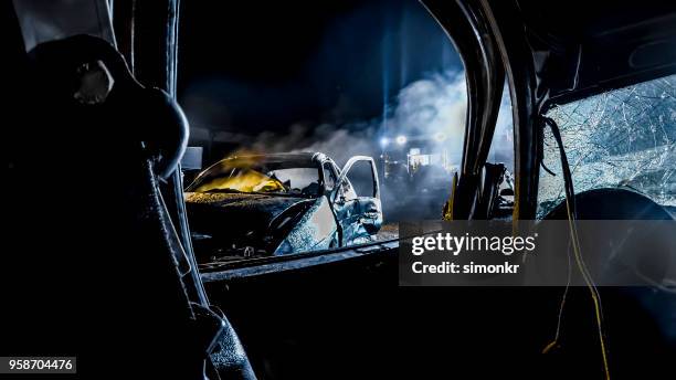 accident de voiture - crash night photos et images de collection