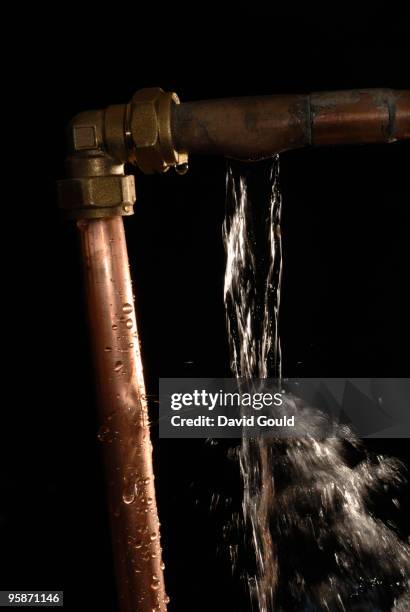 burst water pipes - burst pipes stockfoto's en -beelden