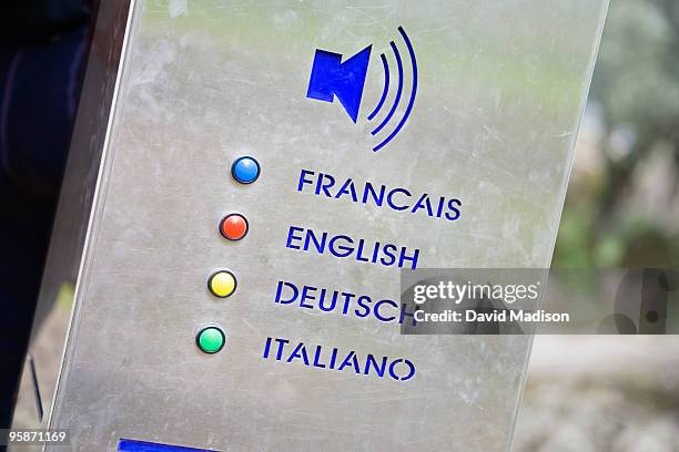 speaker device in various languages. - deuten stock-fotos und bilder