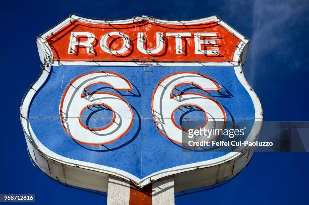 route 66 neon sign at moriarty, new mexico, usa - route 66 foto e immagini stock