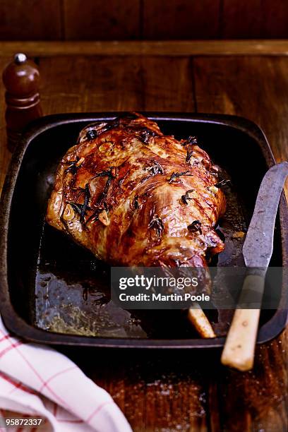 leg of lamb in roasting tin on table - leg of lamb 個照片及圖片檔