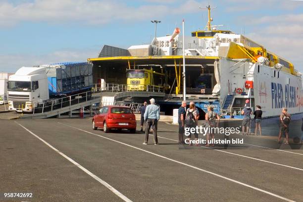 Fähre Fred.Olsen wird entladen - verkehrt täglich Gran Canaria und zurück im Hafen von Morro Jable auf Fuerteventura Süd