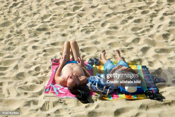 Urlaub ausruhen entspannen ausschlafen - hier gsehen am Strand von Jandia auf Fuerteventura Süd.