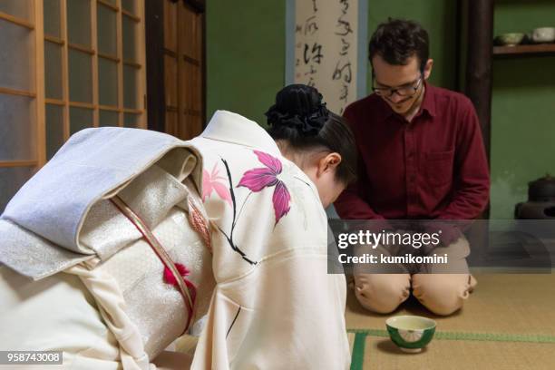 kaukasischen mann genießen tee-zeremonie - tea ceremony stock-fotos und bilder