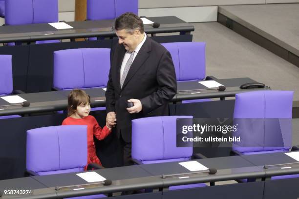 Neuen Außenminister Sigmar Gabriel mit Tochter Marie , Deutschland, Berlin, Bundestag / Plenum / Gedenkstunde für die Opfer des Nationalsozialismus