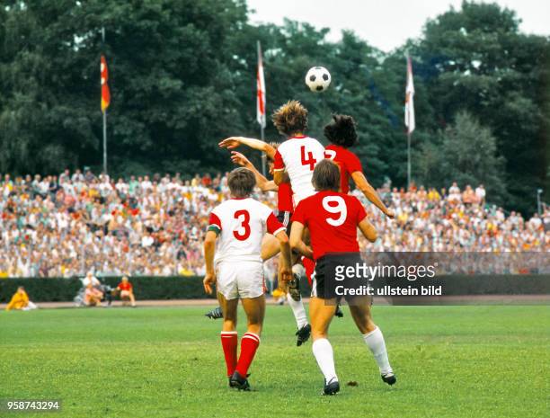 Aus 1. BL Saison 1973/74 Hannover 96 - 1. FC Kaiserslautern 4:2 im Eilenriede Stadion. Frei für Werbung
