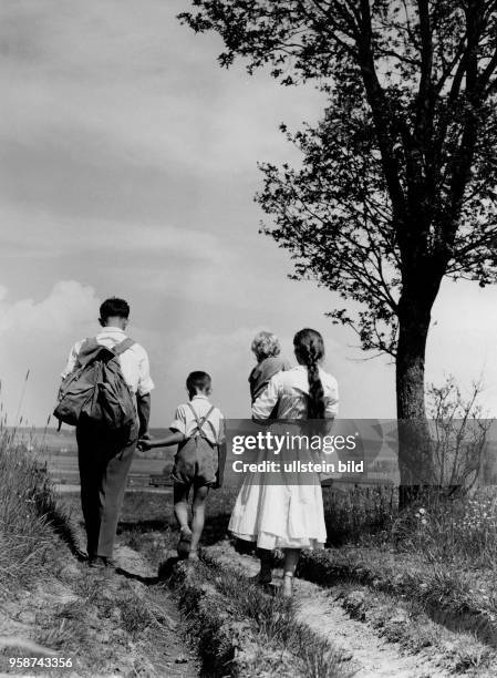 Familie unternimmt eine Wanderung, 50er Jahre