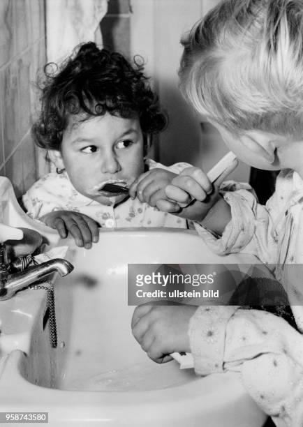 Zwei kleine Kinder beim Zähneputzen, 50er Jahre
