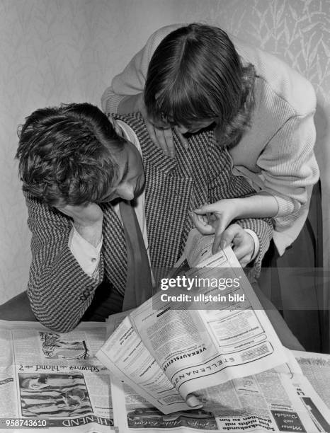 Junges Paar studiert die Stellenanzeigen, 50er Jahre
