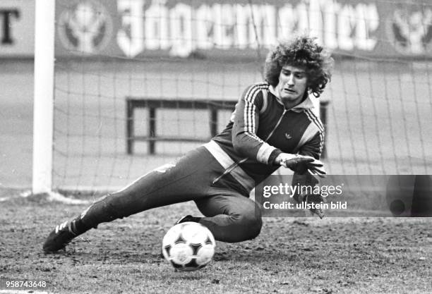 Aus 1. Bundesliga Saison 1979/80 Eintracht Braunschweig gegen Borussia Dortmund 1:0 . Im Foto: Am Ball Dortmund TW Eike Immel