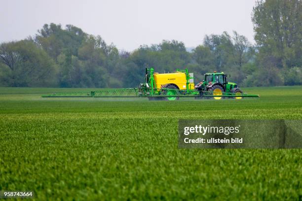 Landwirtschaft. Giftspritzung im Weizenfeld. In der Gemarkung Jeinsen bei Hannover