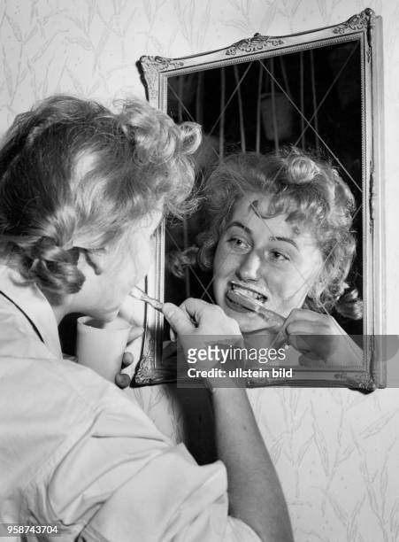 Junge Frau beim Zähne putzen, 50er Jahre
