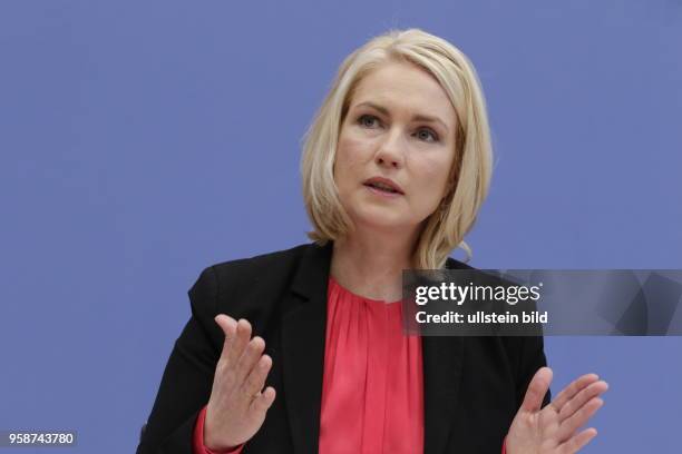 Bundesministerin für Familie, Senioren, Frauen und Jugend Manuela Schwesig, Deutschland, Berlin, Bundespressekonferenz, Thema: Kabinettsbefassung...