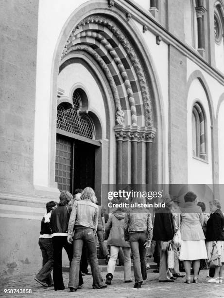 Jugendgruppe betritt eine Kirche, 70er Jahre