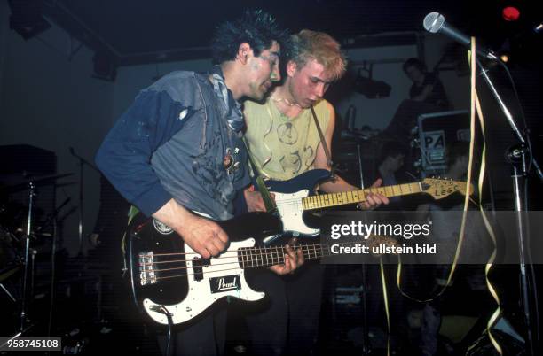 Berlin - Kreuzberg, club SO 36, concert, on stage the Berlin Punk Band "Soilent Gruen"; bass guitar: Hussi Kutlucan , right: Farin Urlaub