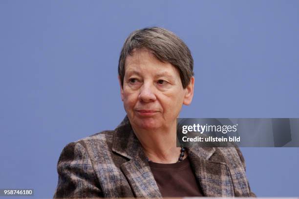 Bundesministerin für Umwelt, Naturschutz, Bau und Reaktorsicherheit Dr. Barbara Hendricks, Deutschland, Berlin, Bundespressekonferenz, Thema: Für...