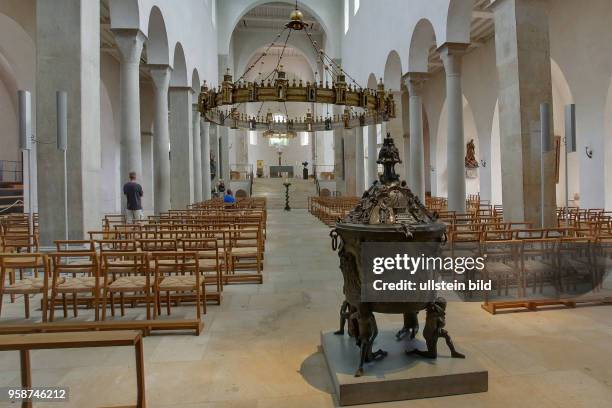 Das Taufbecken und der Heziloleuchter im Mariendom zu Hildesheim