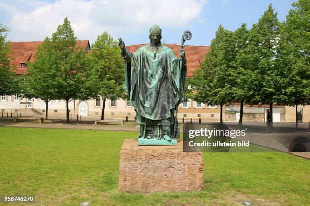 Bischof St. Bernward am Hildesheimer Dom