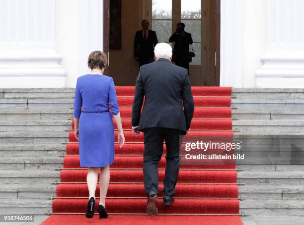 Elke Büdenbender, Bundespräsident Frank-Walter Steinmeier, Deutschland, Berlin, Schloss Bellevue, Begrüßung von Bundespräsident Steinmeier und Elke...