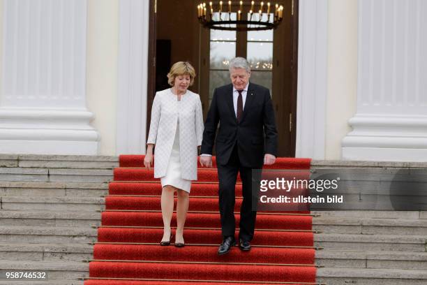 Daniela Schadt, Bundespräsident a. D. Joachim Gauck , Deutschland, Berlin, Schloss Bellevue, Begrüßung von Bundespräsident Steinmeier und Elke...