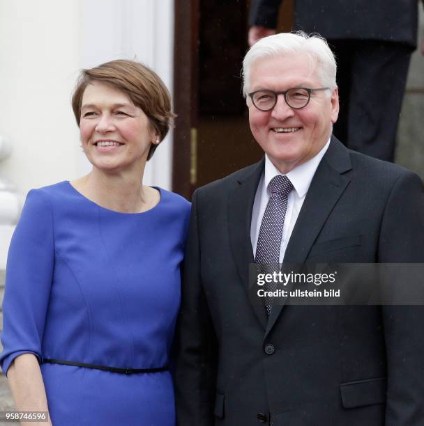 Elke Büdenbender, Bundespräsident Frank-Walter Steinmeier, Deutschland, Berlin, Schloss Bellevue, Begrüßung von Bundespräsident Steinmeier und Elke...