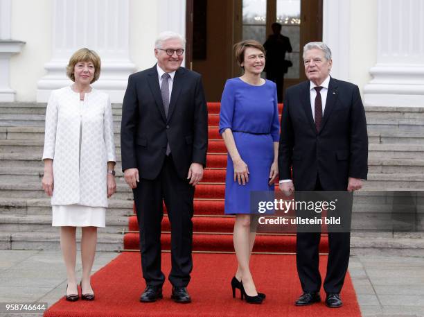 Daniela Schadt, Bundespräsident Steinmeier, Elke Büdenbender , Bundespräsident a. D. Joachim Gauck , Deutschland, Berlin, Schloss Bellevue, Begrüßung...