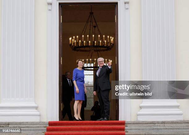 Elke Büdenbender, Bundespräsident Frank-Walter Steinmeier, Deutschland, Berlin, Schloss Bellevue, Begrüßung von Bundespräsident Steinmeier und Elke...