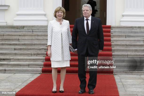 Daniela Schadt, Bundespräsident a. D. Joachim Gauck , Deutschland, Berlin, Schloss Bellevue, Begrüßung von Bundespräsident Steinmeier und Elke...