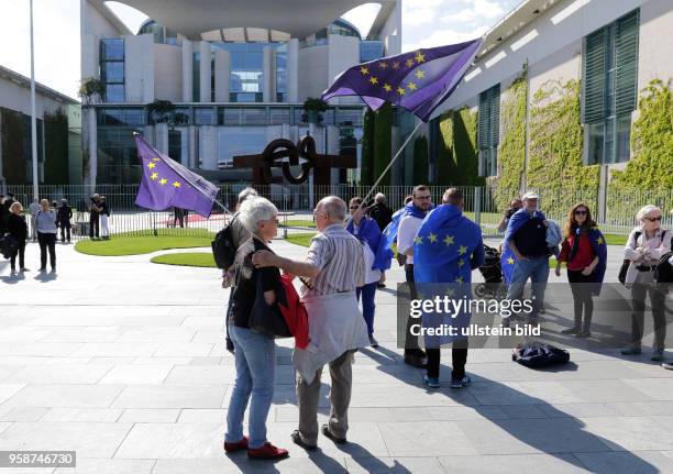 Demonstration für Europa vor dem Bundeskanzleramt, Deutschland, Berlin, Bundeskanzleramt, Begrüßung des Staatspräsidenten der französischen Republik,...