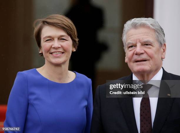 Elke Büdenbender, Bundespräsident a. D. Joachim Gauck, Deutschland, Berlin, Schloss Bellevue, Begrüßung von Bundespräsident Steinmeier und Elke...