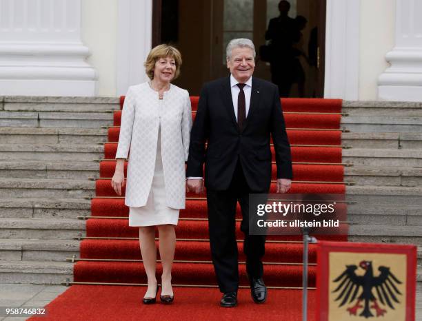 Daniela Schadt, Bundespräsident a. D. Joachim Gauck , Deutschland, Berlin, Schloss Bellevue, Begrüßung von Bundespräsident Steinmeier und Elke...