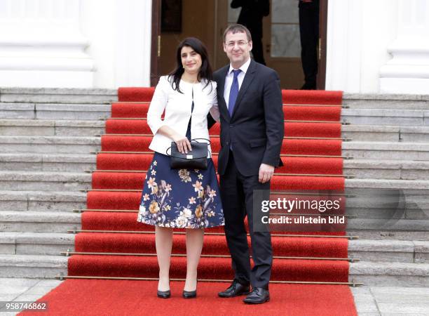 Staatssekretär David Gill mit Ehefrau, Deutschland, Berlin, Schloss Bellevue, Begrüßung von Bundespräsident Steinmeier und Elke Büdenbender durch...