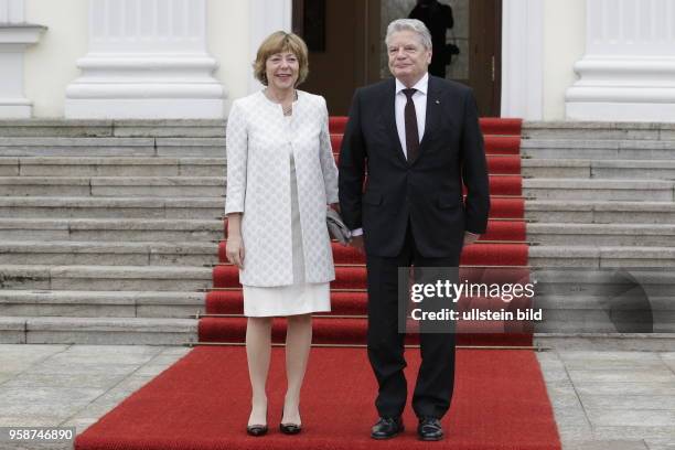 Daniela Schadt, Bundespräsident a. D. Joachim Gauck , Deutschland, Berlin, Schloss Bellevue, Begrüßung von Bundespräsident Steinmeier und Elke...