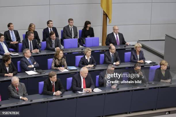 Innenminister Thomas de Maiziere , Sigmar Gabriel, SPD- Außenminister, Bundeskanzlerin Angela Merkel, Deutschland, Berlin, Bundestag/Plenum,...