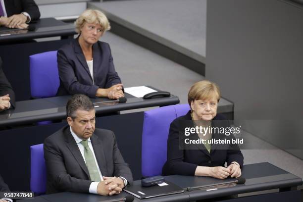 Sigmar Gabriel, SPD- Außenminister, Bundeskanzlerin Angela Merkel, Deutschland, Berlin, Bundestag/Plenum, Gedenkfeier für Helmut Kohl im Bundestag.