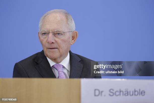 Bundesminister der Finanzen Dr. Wolfgang Schäuble, Deutschland, Berlin, Bundespressekonferenz, Thema: Regierungsentwurf zum Haushalt 2018 und...