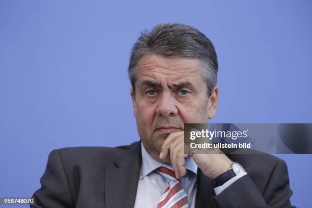 Bundesminister des Auswärtigen Sigmar Gabriel, Vizekanzler, Deutschland, Berlin, Bundespressekonferenz, Thema: Regierungsarbeit der SPD - Bilanz und...