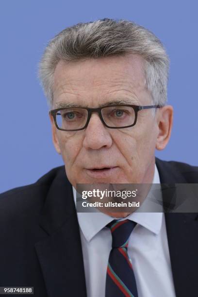 Bundesminister des Innern Dr. Thomas de Maiziere, Deutschland, Berlin, Bundespressekonferenz, Thema: Vorstellung des Verfassungsschutzberichtes 2016,