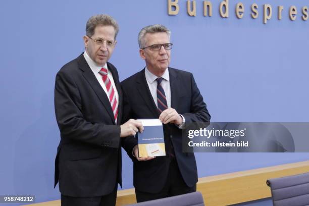 Dr. Hans-Georg Maaßen, Präsident des Bundesamtes für Verfassungsschutz , Bundesminister des Innern Dr. Thomas de Maiziere, Deutschland, Berlin,...